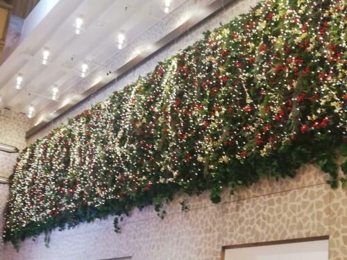 Allestimento giardino verticale natalizio artificiale presso Palazzo Fondaco dei Tedeschi a Venezia #tfondaco e #givejoy