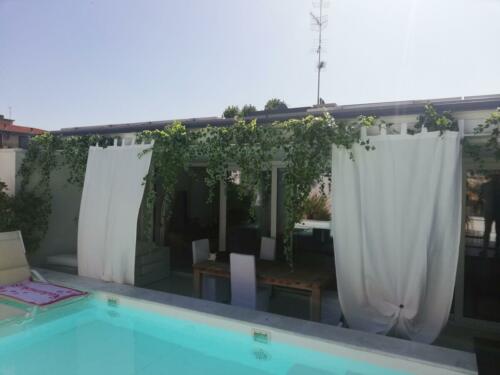 Allestimento piante cadenti artificiali presso attico privato a Parma