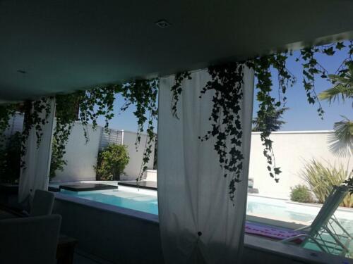 Allestimento piante cadenti artificiali presso attico privato a Parma