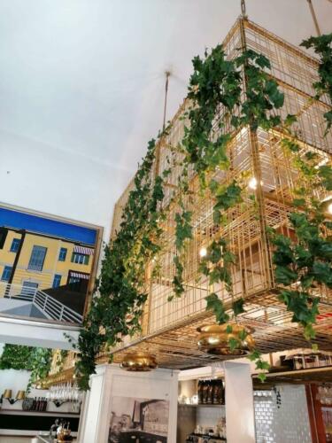 Allestimento piante artificiali presso Caffè Collegio a Modena