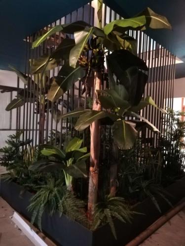 Allestimento fiori, piante artificiali Attico privato a Roma effetto jungle