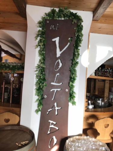 Allestimento fiori, piante e luppoli artificiali bancone pub birreria Al Voltabot di Folgaria