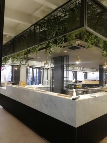 Allestimento fiori, piante artificiali presso Katane' Sapori Siciliani pasticceria siciliana a Tiburtina Roma