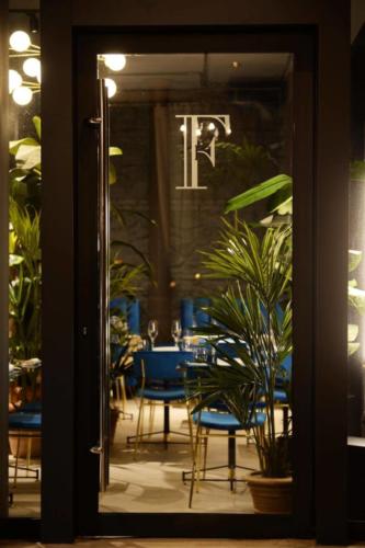 Allestimento fiori, piante artificiali presso Forma cocktail bar, bistrot, caffè, locale, ristorante a Latina di Roma #nuovaformadelgusto