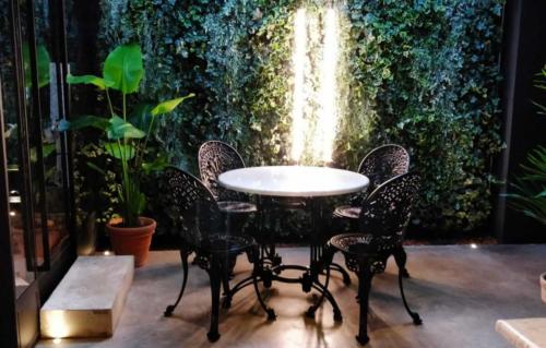 Allestimento fiori, piante artificiali presso Forma cocktail bar, bistrot, caffè, locale, ristorante a Latina di Roma #nuovaformadelgusto