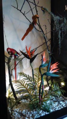 Allestimento fiori, piante artificiali presso Porca Polenta Ristorante a Reggio Emilia con piante tropicali