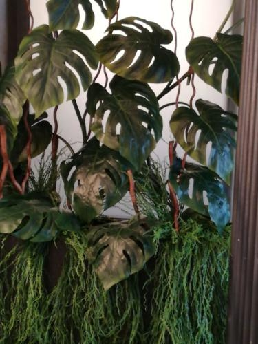 Allestimento fiori, piante artificiali Attico privato a Roma effetto jungle con piante tropicali artificiali