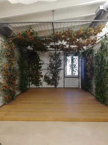 Allestimento fiori, piante artificiali presso Katane' Sapori Siciliani pasticceria siciliana a Tiburtina Roma viti e liane rampicanti nel privé