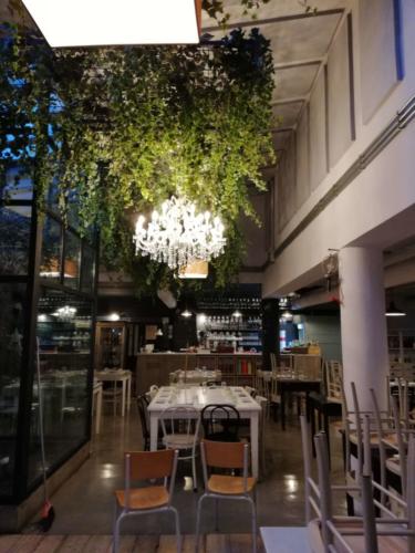 Allestimento fiori, piante artificiali presso Ristorante a Olgiata di Roma con piante cadenti in sospensione su soffitto