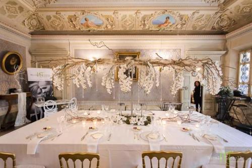 Allestimento floreale artificiale in villa per matrimonio 