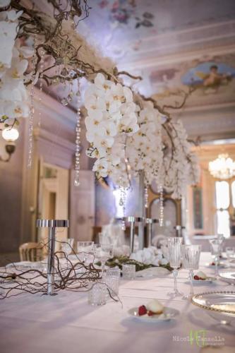 Allestimento floreale artificiale in villa per matrimonio 