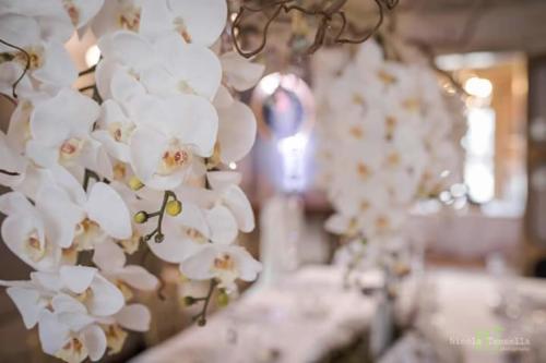 Allestimento floreale artificiale in villa per matrimonio 